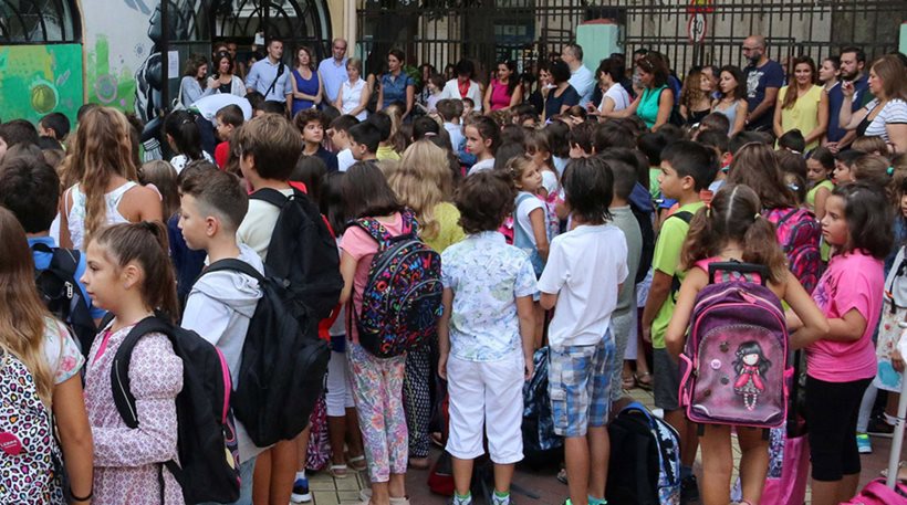 Να καταργηθεί η πρωινή προσευχή στα σχολεία, προτείνει η Νεολαία του ΣΥΡΙΖΑ