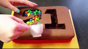 Με ένα απλό κέικ φτιάξε την ποιο εντυπωσιακή τούρτα γενεθλίων