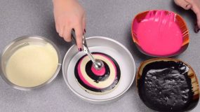 Ανακατεύει το μείγμα από κέικ και φτιάχνει κάτι υπέροχο video