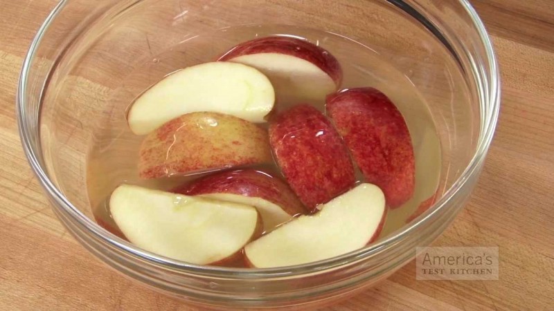 Δείτε το κόλπο για να μη μαυρίζουν τα κομμένα μήλα