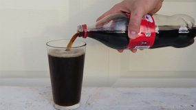 Τι θα συμβεί αν ρίξεις χλωρίνη μέσα σε Coca Cola; (Video)