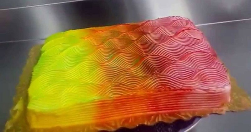 Θα τρελαθείτε το κέικ που αλλάζει χρώματα!