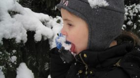 Κίνδυνος: Μην τρώτε ΠΟΤΕ το χιόνι που έστρωσε έξω – Δείτε γιατί
