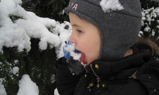 Κίνδυνος: Μην τρώτε ΠΟΤΕ το χιόνι που έστρωσε έξω – Δείτε γιατί