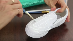 Έξυπνη τεχνική για να μετατρέψετε τα απλά λευκά  αθλητικά σε Super μοντέρνα Sneakers