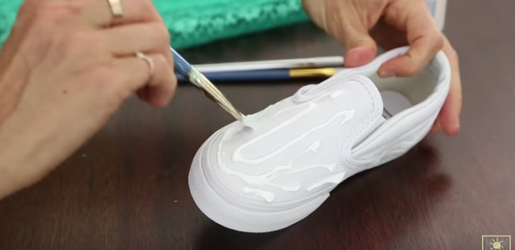 Έξυπνη τεχνική για να μετατρέψετε τα απλά λευκά  αθλητικά σε Super μοντέρνα Sneakers