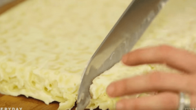 Κόβει τα μακαρόνια με τυρί με ένα μαχαίρι και δημιουργεί υπέροχο πιατα