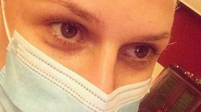 Η εγκυμονούσα Κατερίνα Καραβάτου κυκλοφορεί με ιατρική μάσκα