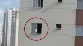 Ανεύθυνοι γονείς! 3χρονο παιδάκι περπατά έξω από παράθυρο στον 3ο όροφο (ΒΙΝΤΕΟ)