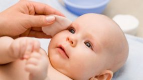 Πώς να καθαρίσεις  τη μυτούλα του μωρού σου:Ο σωστός τρόπος