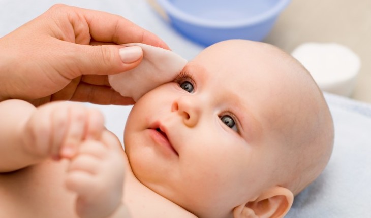 Πώς να καθαρίσεις  τη μυτούλα του μωρού σου:Ο σωστός τρόπος