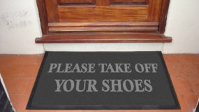 Έρευνα δικαιώνει όλες τις μαμάδες-Μην μπαίνετε με τα παπούτσια στο σπίτι