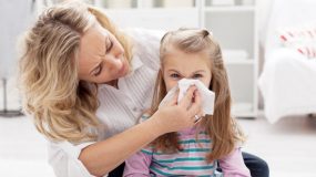 Πώς θα καταλάβεις αν το παιδί σου έχει ανοιξιάτικη αλλεργία ή λοίμωξη;