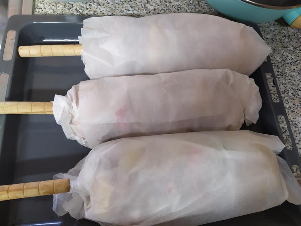 Κοντοσούβλι με πατατούλες στη λαδόκολα