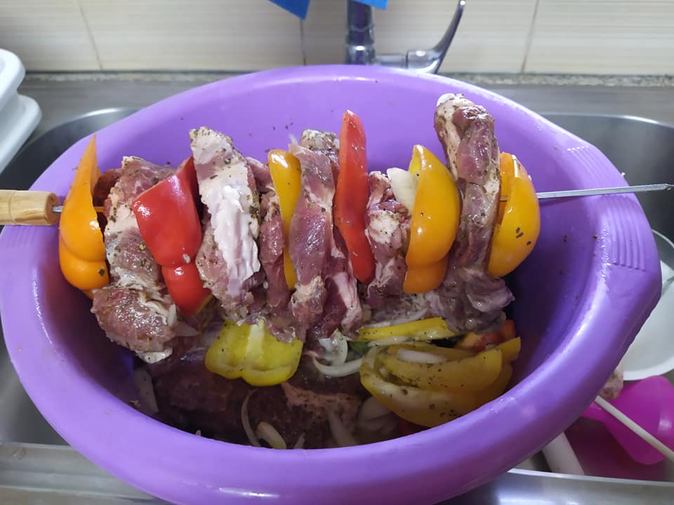 Κοντοσούβλι με πατατούλες στη λαδόκολα