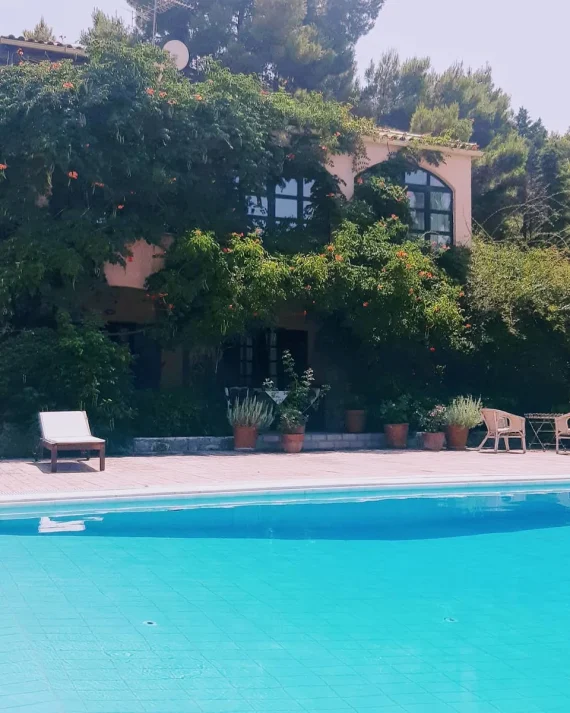 Αυτά είναι τα εντυπωσιακά σπίτια διάσημων Ελλήνων [θα πάθεις πλάκα]