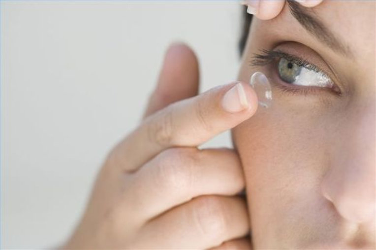 Φακοί επαφής:Πως μπορούν να βλάψουν τα μάτια σας