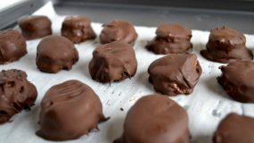 Νηστισιμα σοκολατακια με τρια υλικα