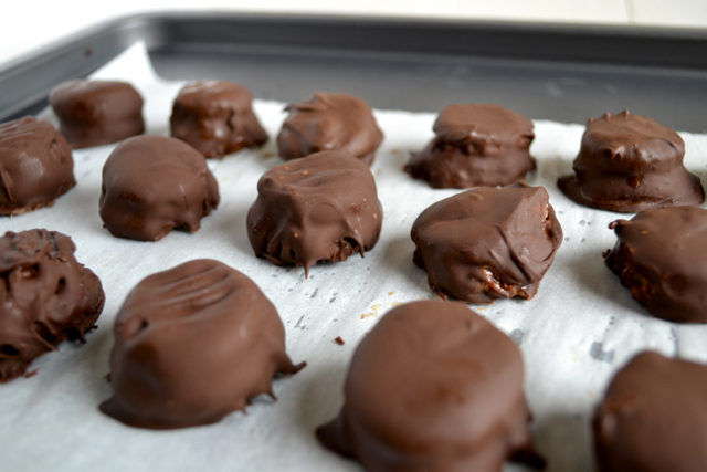 Chocolate-Covered-Frozen-Banana-and-Peanut-Butter-Bites-Instructions4