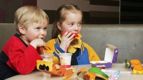 Δείτε τί συμβαίνει όταν τα παιδιά καταναλώνουν "παιδικά γεύματα" στα FastFood