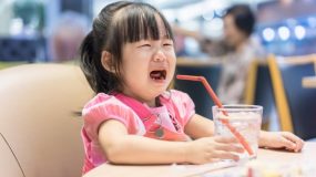 4 φράσεις που θα κάνουν το παιδί σας να σταματήσει τα κλάματα και τα παρακάλια