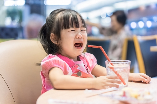 4 φράσεις που θα κάνουν το παιδί σας να σταματήσει τα κλάματα και τα παρακάλια