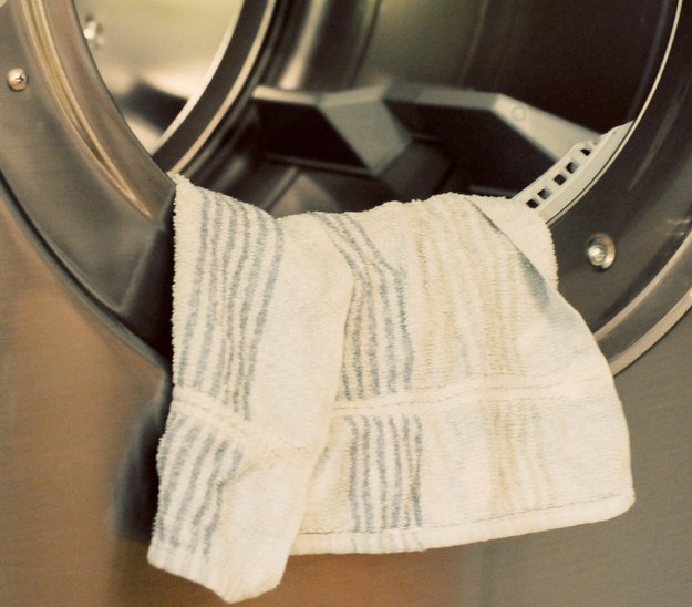 Βρέχει μια πετσέτα με conditioner και την βάζει στο πλυντήριο.Το αποτέλεσμα;Θα σας ενθουσιάσει
