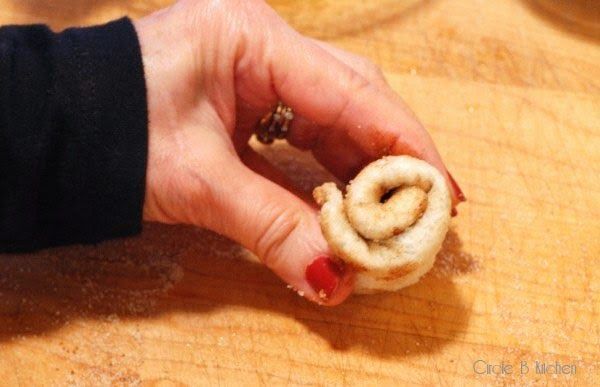 rolakia kanelas kai zaxari se psomi tou tost-4