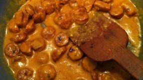 θεϊκή σάλτσα για μακαρόνια με λουκάνικο και μουστάρδα