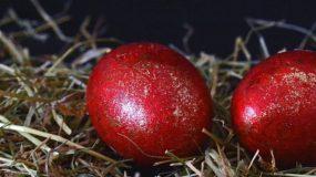 6 Τρόποι για να διακοσμήσετε τα κόκκινα πασχαλινά αυγά σας.