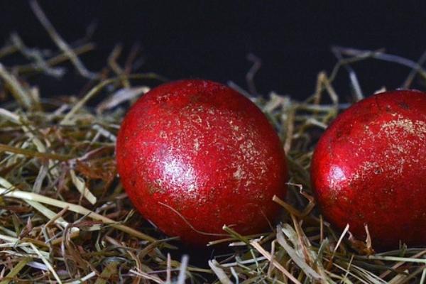 6 Τρόποι για να διακοσμήσετε τα κόκκινα πασχαλινά αυγά σας.