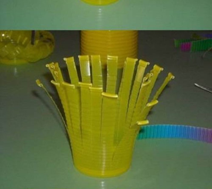 Κόβει ένα πλαστικό ποτήρι σε λωρίδες και φτιάχνει απίθανη πασχαλινή κατασκευή