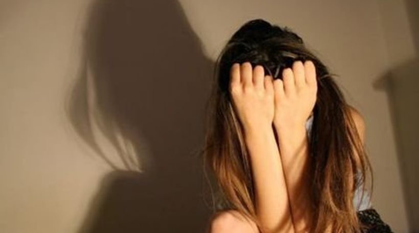 Δίδυμες καταγγέλλουν τον πατριό τους για βιασμό