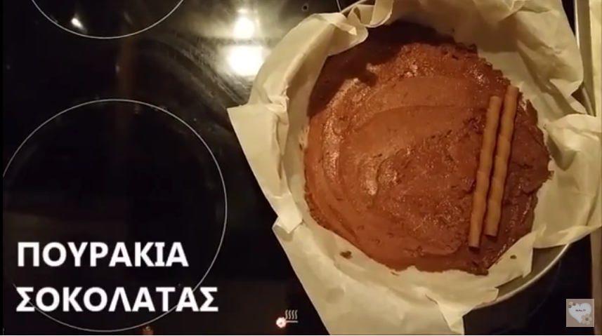 Βαζεί τα πουράκια στη σειρά και φτιάχνει απίθανο γλυκο