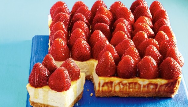 Cheesecake μελιού με φράουλες και λίγες θερμίδες