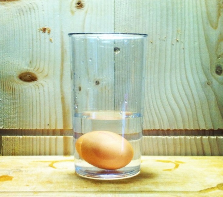 Βάζει ένα αυγό σε ένα ποτήρι γεμάτο νερό.Ο λόγος;Θα μείνετε με το στόμα ανοιχτό