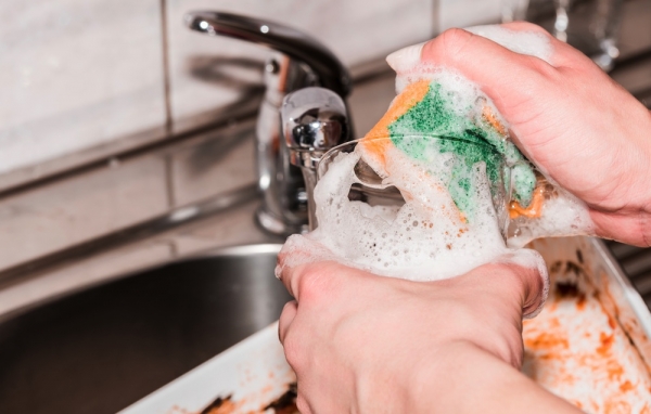 Πώς να απολυμάνετε το σφουγγαράκι της κουζίνας