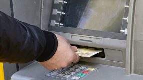 ΠΡΟΣΟΧΗ! Απάτη στα ATM με την μέθοδο… «φουρκέτα»-Πως να προστατευτείτε!