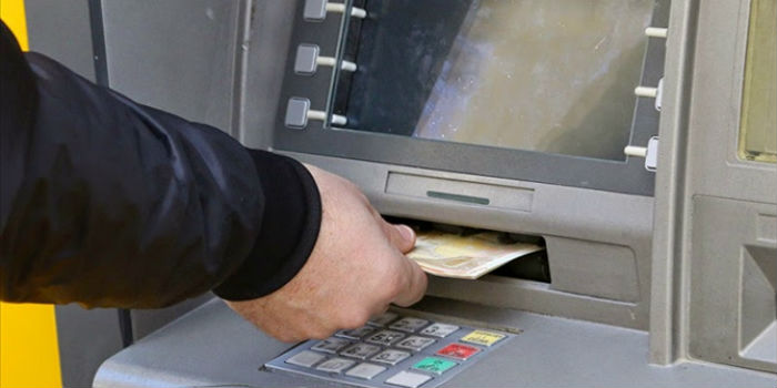 ΠΡΟΣΟΧΗ! Απάτη στα ATM με την μέθοδο… «φουρκέτα»-Πως να προστατευτείτε!