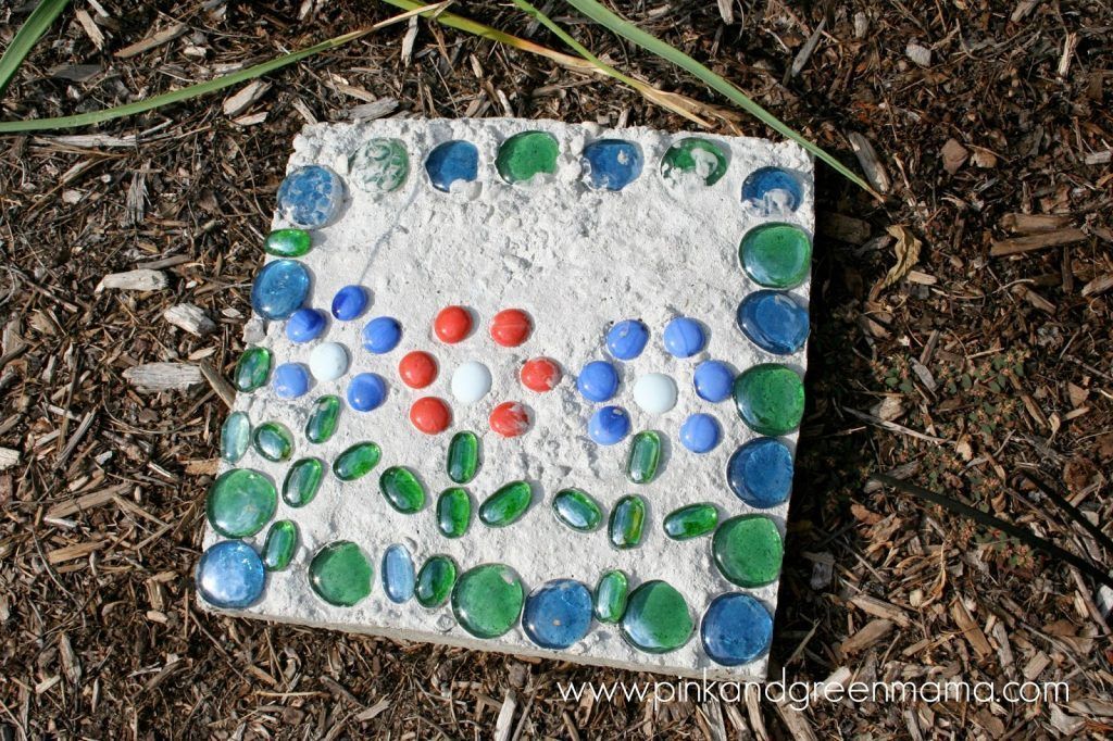 flower-design-stepping-stone-backyard-kid-craft-project-outdoor-fun-summer