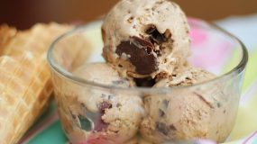 Μοκά παγωτο με σοκολάτα και φουντουκια
