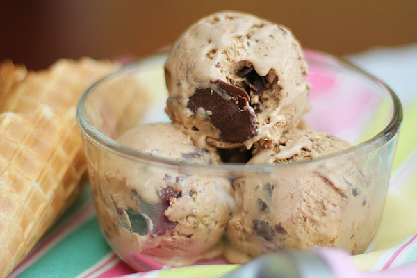 Μοκά παγωτο με σοκολάτα και φουντουκια