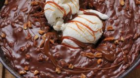 Θεϊκή σοκολατόπιτα με παγωτό στο τηγάνι!