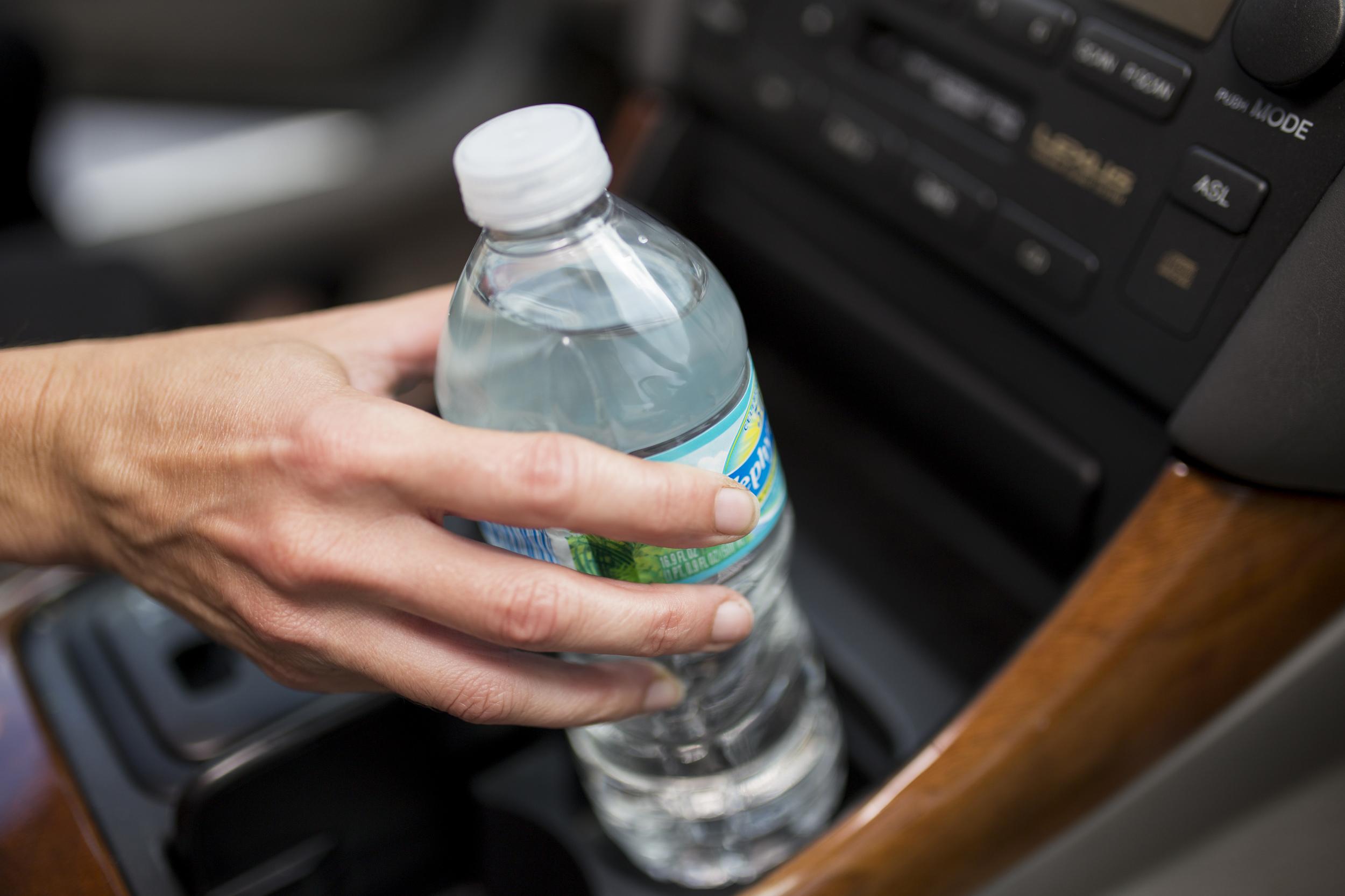 Προσοχή! Μην πίνετε νερό από τα ξεχασμένα μπουκάλια στο αυτοκίνητο