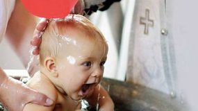 Δείτε πώς δεν θα κλάψει  το παιδί σας στην βάπτιση