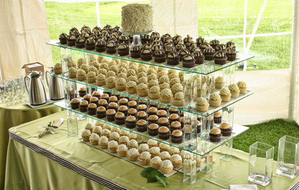 Creative-DIY-Wedding-Cupcake-Display-Stand