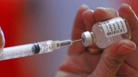 Ήρθε η πρώτη καταδίκη για ψευδές δημοσίευμα σχετικό με τα παιδικά εμβόλια