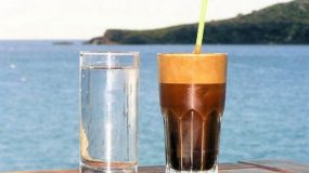 Καφές το πρωί: Γιατί ΔΕΝ πρέπει να τον πίνετε με άδειο στομάχι