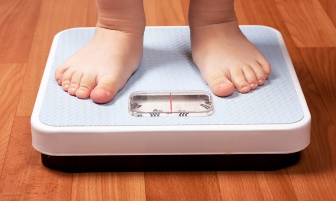 Πόσες ώρες ύπνου και τηλεόρασης οδηγούν τα παιδιά στην παχυσαρκία