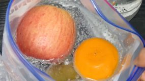 Βάζει τα φρούτα σε ένα polypag και το γεμίζει νερό.Ο λόγος θα σας ενθουσιάσει!